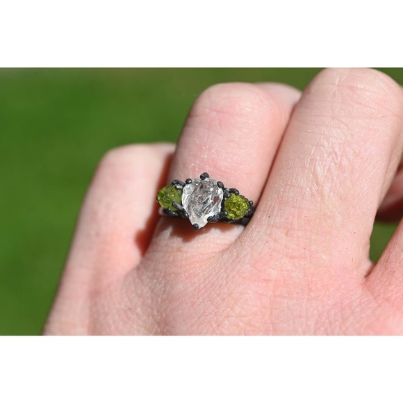 Uncut peridot ring set engagement or anniversary gift sizes 3 4 5 6 7 8 … - Picture 4 of 9